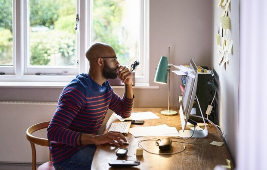 5 Profissões para trabalhar online e ganhar dinheiro sem sair de casa