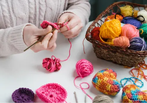 Aprenda a fazer capa de cadeira de crochê com esses app grátis ( Imagem: Freepik)
