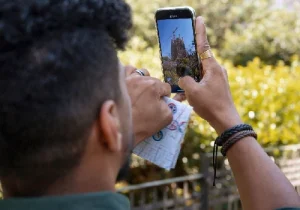 homem tirando foto da paisagem com iphone